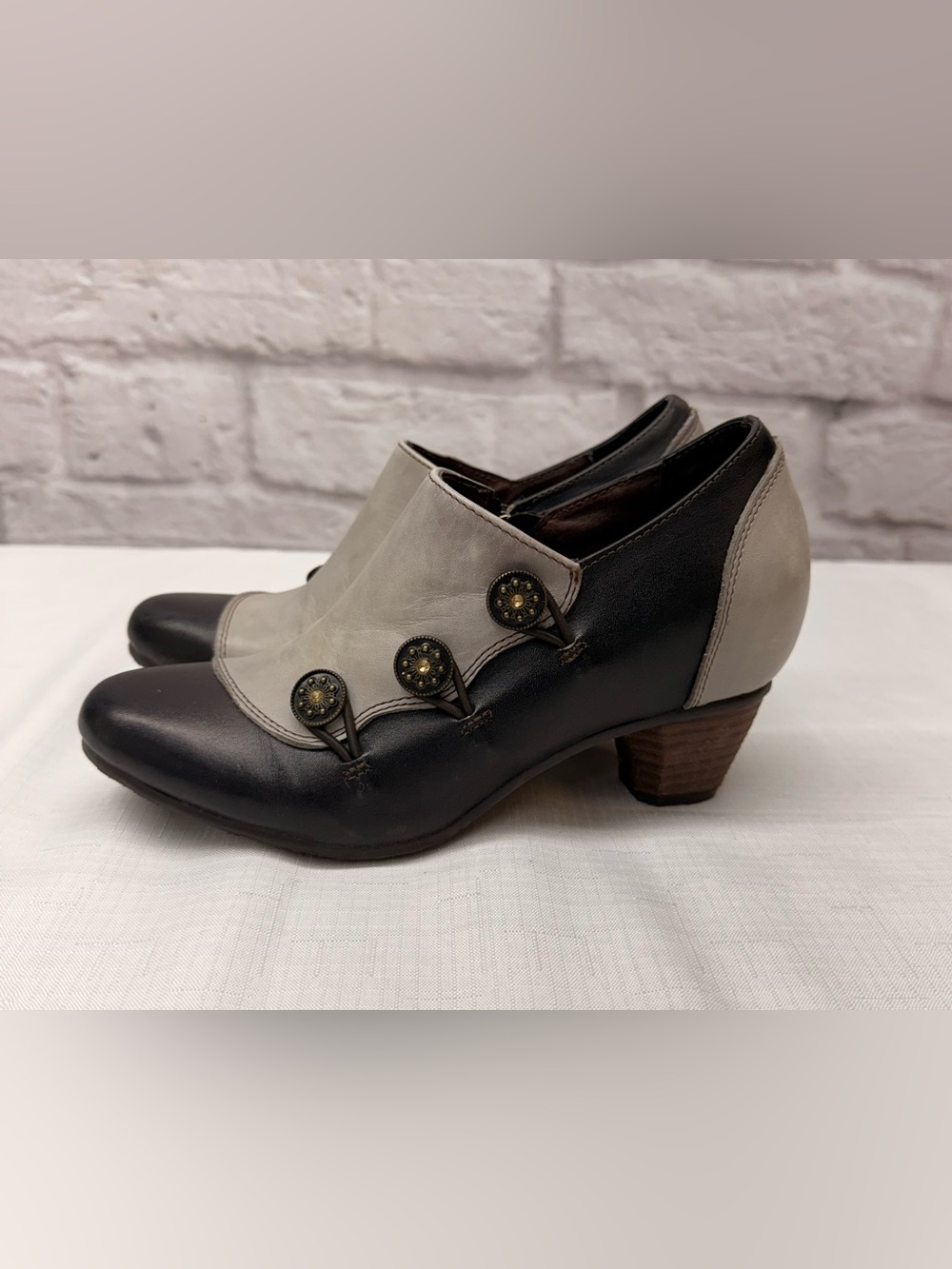 L'ATISTE Two-Tone Black and Light Gray Heeled Ankle Boots 6.5